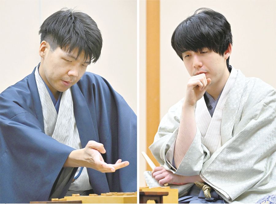 終局後、感想戦で対局を振り返る藤井聡太棋王=右=と増田康宏八段(高知市九反田の市文化プラザ「かるぽーと」=森本敦士撮影)