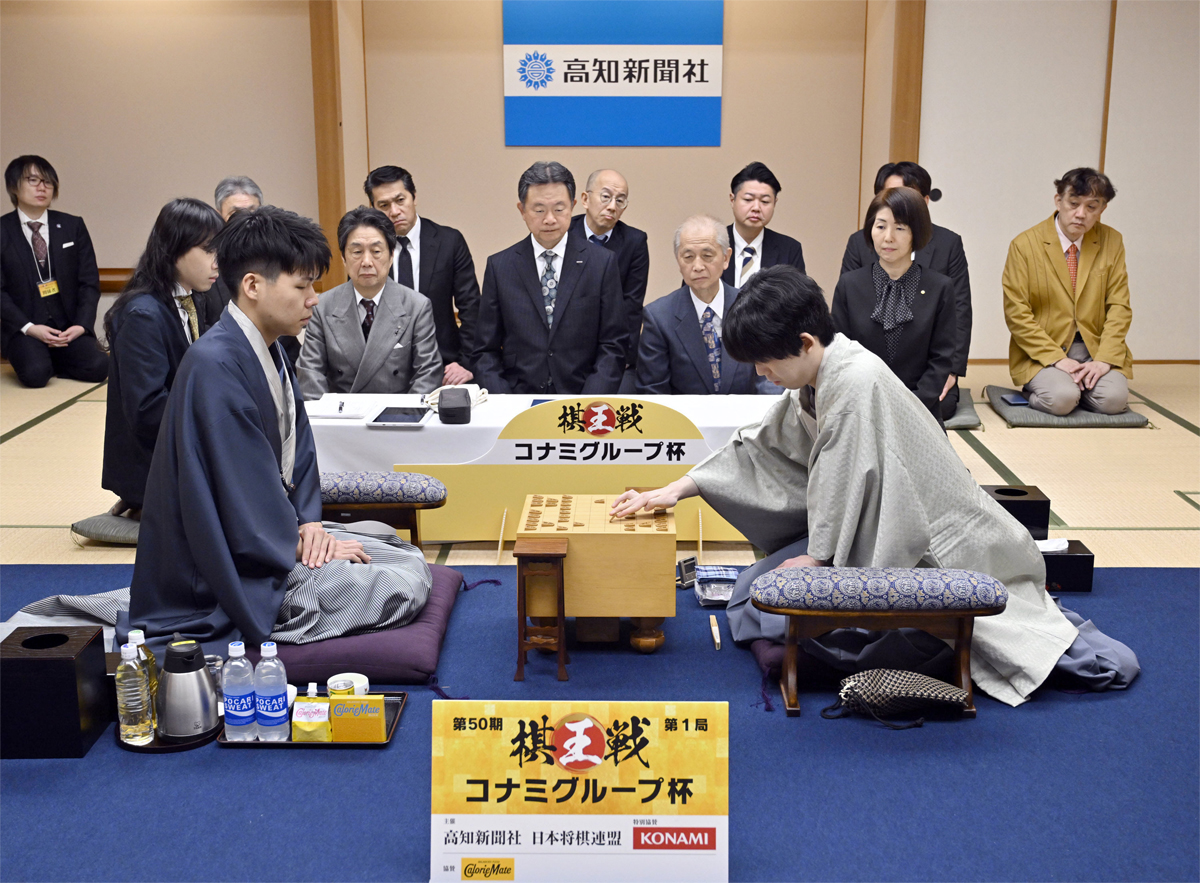 藤井聡太棋王が高知対局で勝ち 将棋・棋王戦第1局 大盤解説も