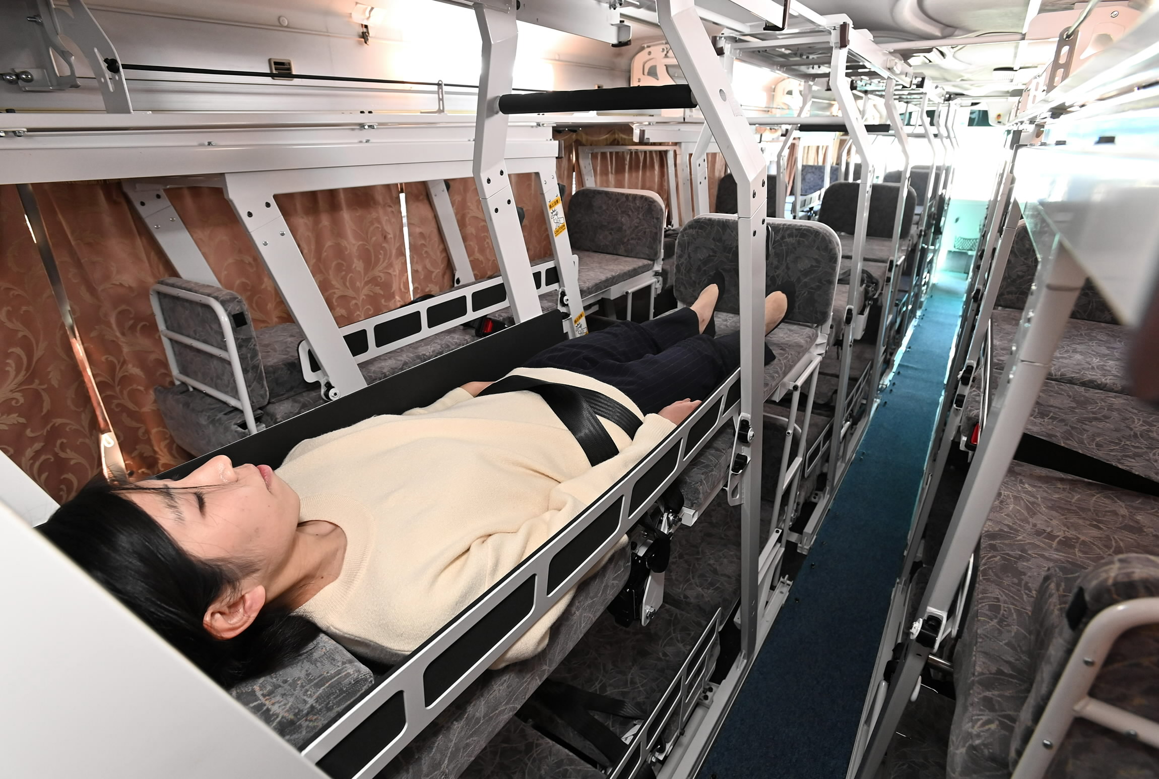 日本初「寝られるバス」できた！ 高知のバス会社などが開発 | 高知新聞