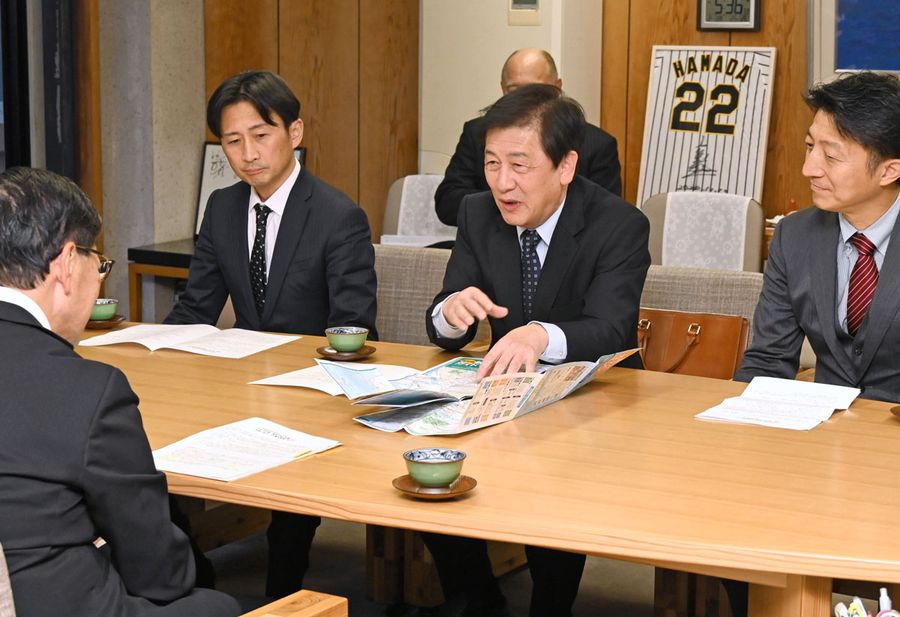観光で四国４県が力を合わせる必要性を語る土佐経済同友会の幹部（県庁）