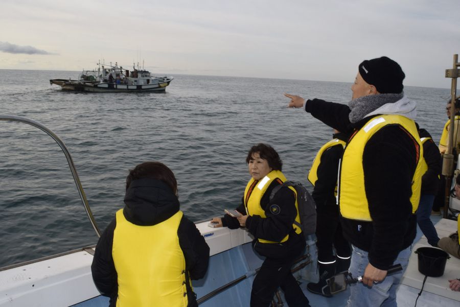 遊漁船からシラス漁を見学するモニターツアー参加者(安芸市沖)