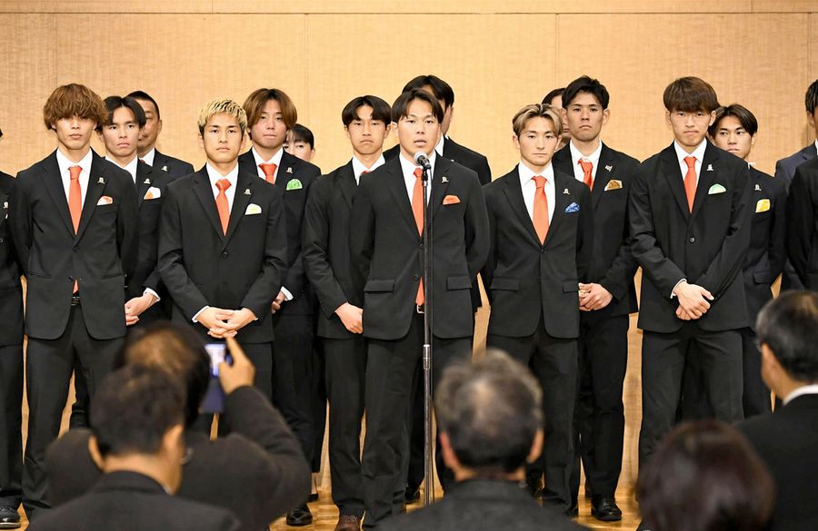 選手を代表してＪ３元年の健闘を誓う高知Ｕの小林大智主将（中央）＝高知市本町４丁目のザ　クラウンパレス新阪急高知＝河本真澄撮影