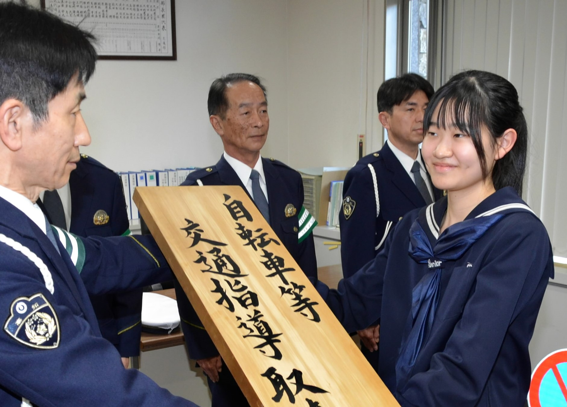 土佐女子高書道部 高知県警へ看板寄贈 | 高知新聞