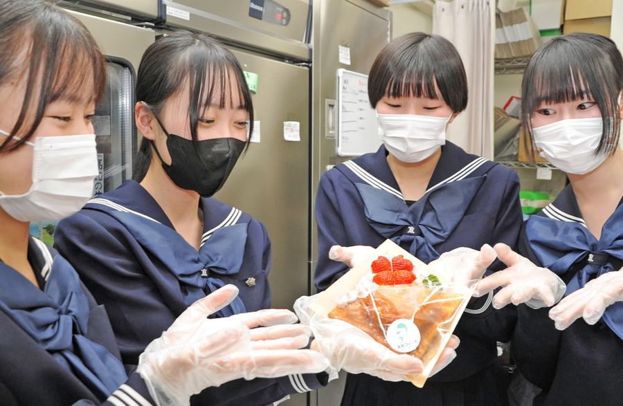 プリン店と考案したイチゴパイを手にする高知商業高校の生徒たち（高知市帯屋町２丁目）