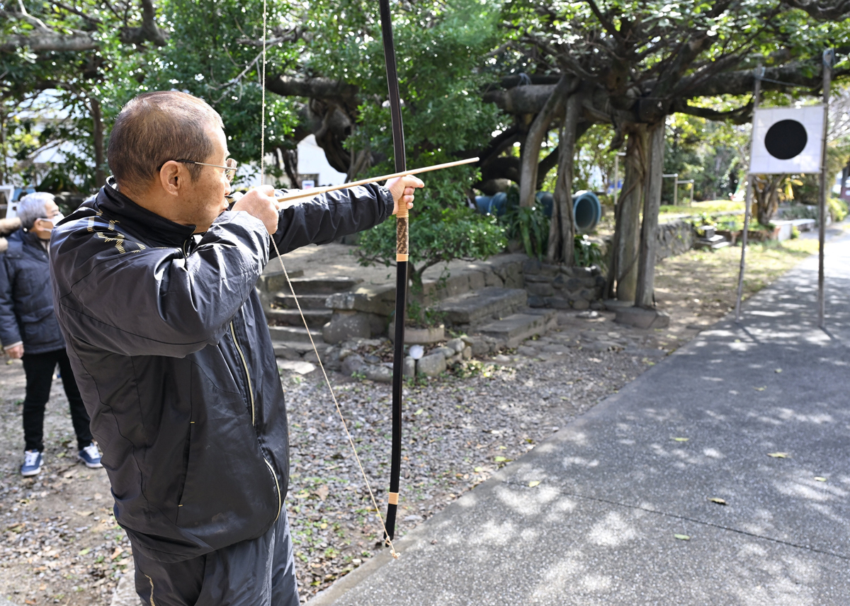 矢放ち無病息災祈る 大月町柏島で「御戸開」 | 高知新聞