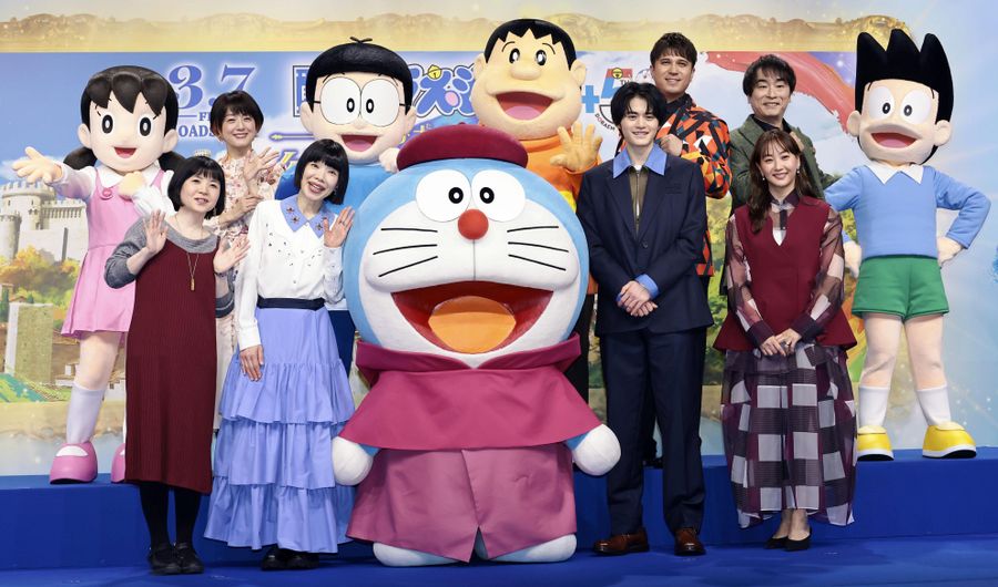 完成報告会に登場した(前列左から)寺本幸代監督、水田わさびさん、鈴鹿央士さん、藤本美貴さん(後列左から)かかずゆみさん、木村昴さん、関智一さん(1月29日、東京都中央区)