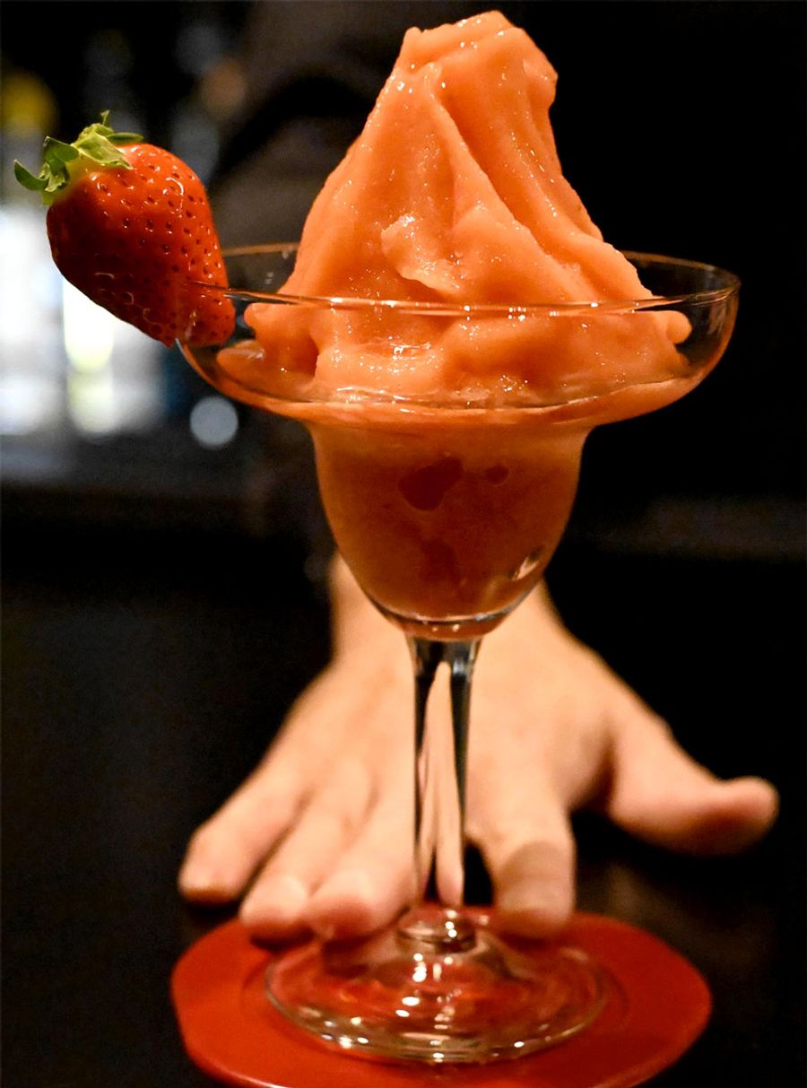 だるま苺の鮮やかな赤色が映える「フローズン・ストロベリー・カクテル」