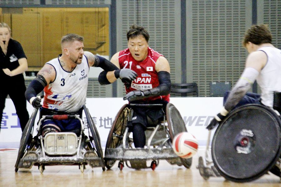 １次リーグの英国戦で相手選手と競り合う池（中央）＝千葉ポートアリーナ