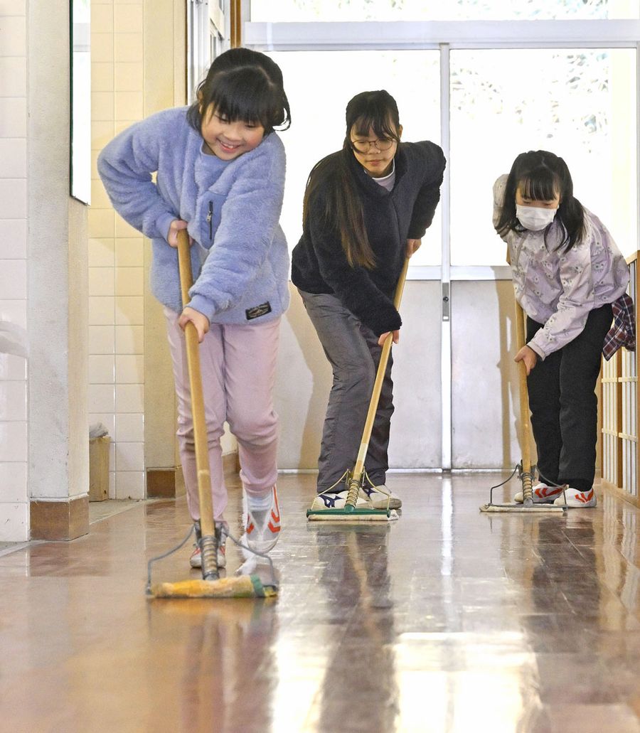 元気いっぱいに掃除する下川口小学校の子どもたち（土佐清水市の下川口地区防災コミュニティセンター）