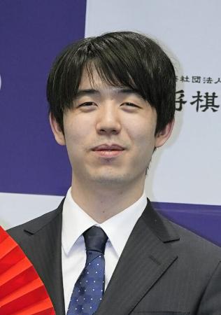 藤井七冠、最年少で400勝 将棋、22歳6カ月で到達 | 高知新聞