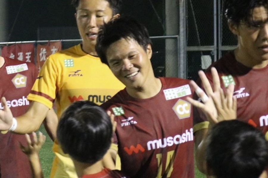 「今も笑いながらサッカーやってます」という田口遼＝中央。昨季は関西リーグベスト１１にも選ばれた（２０２４年、兵庫県加古川市）