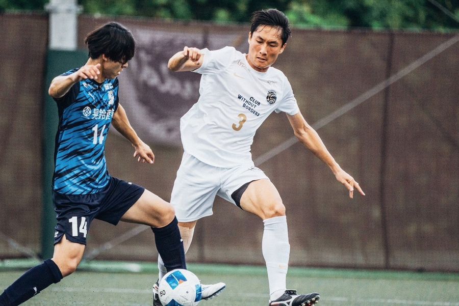 1年間のリハビリの末に昨年途中から復帰した中舛健人さん=右。「サッカー楽しいっす」としみじみ(2024年9月、神奈川県鎌倉市)