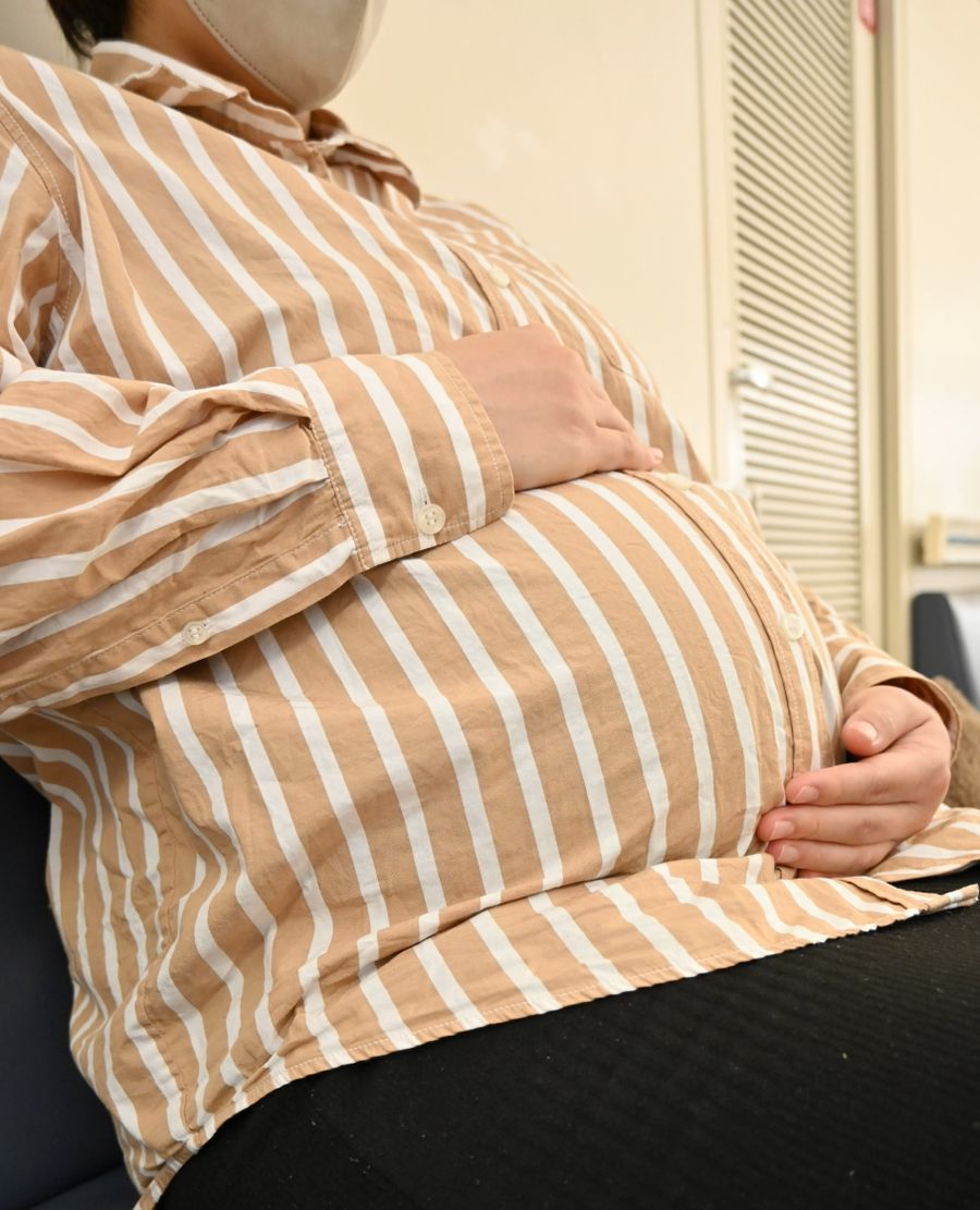 妊婦健診に訪れた女性。ニーズの高い無痛分娩は、県内では２０２６年度から導入される予定（南国市岡豊町小蓮の高知大学医学部付属病院）