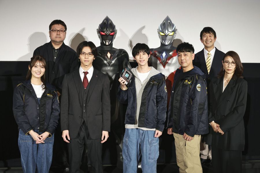 舞台あいさつに登場した戸塚有輝さん=前列中央、水野美紀さん=前列右=ら(東京都新宿区、ⓒ円谷プロⓒウルトラマンアーク特別編製作委員会)