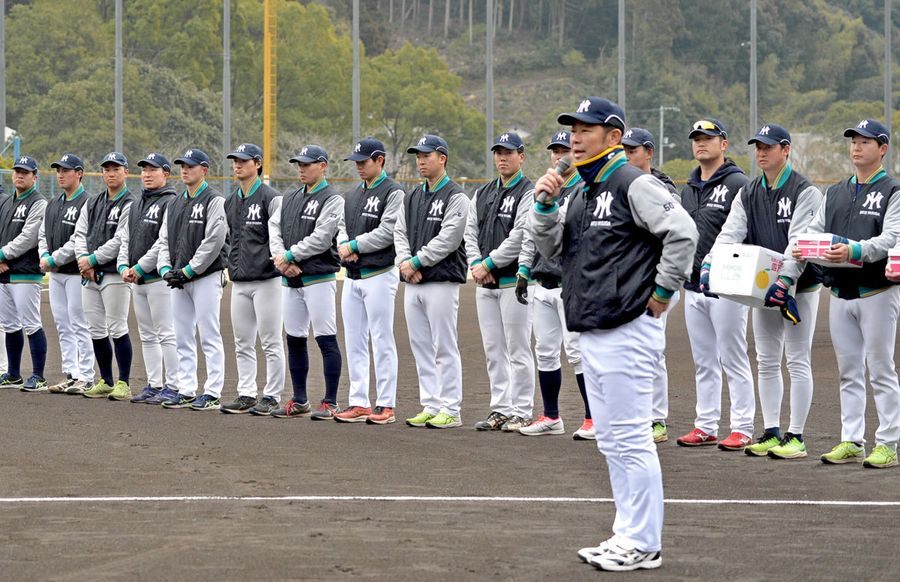 地元関係者らに春季キャンプの抱負を述べる明治安田の岡村憲二監督（四万十スタジアム）
