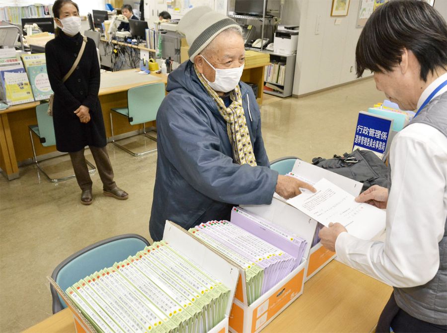 署名簿を提出した「四万十市を清き流れにもどす会」の岩瀬幸吉代表（四万十市役所）