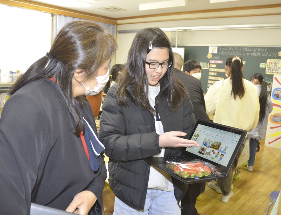 タブレット端末を活用した授業に取り組む児童ら(高知市土佐山桑尾の土佐山学舎)