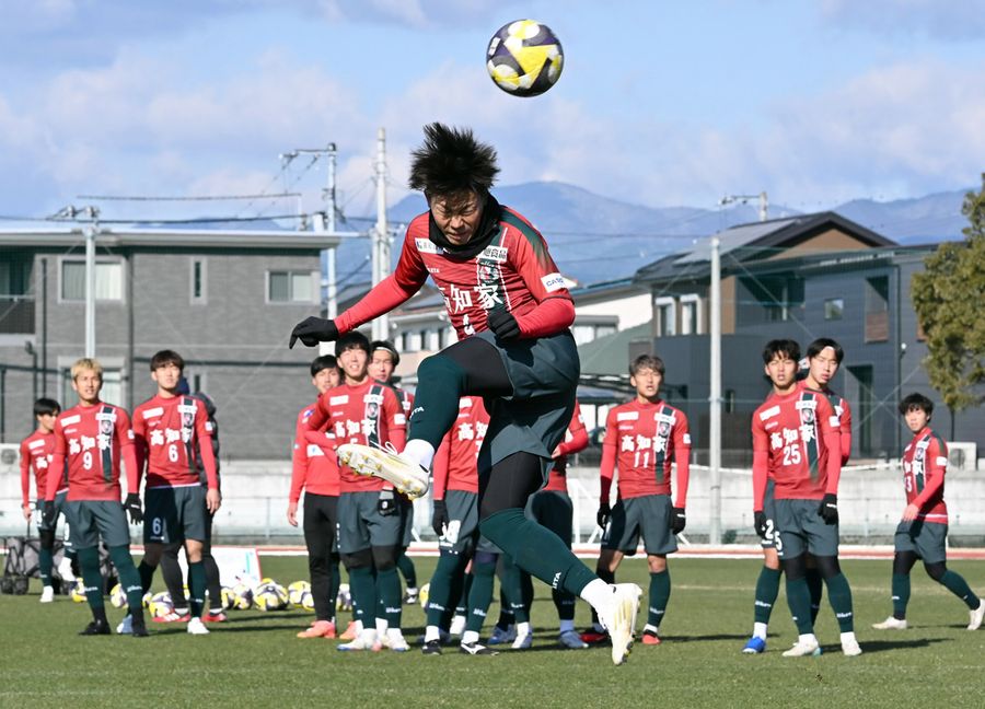 １６日のＪデビュー戦に向けて調整する高知Ｕイレブン（県青少年センター陸上競技場）