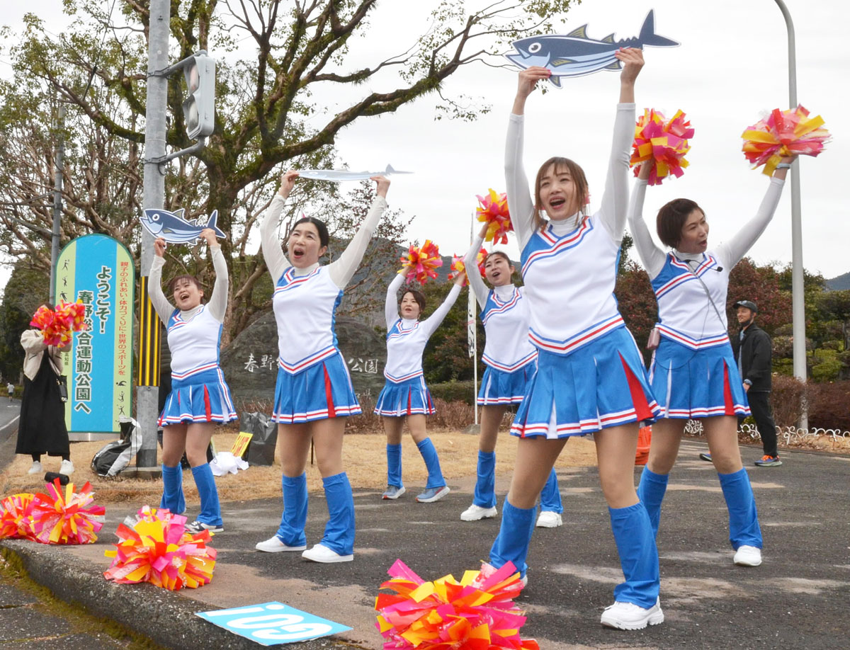 カーツオ カツオ！」沿道で応援隊、最後の坂道でパワー注入 平均49歳