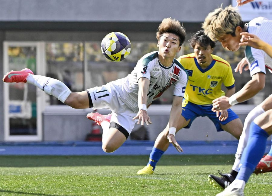 【栃木ＳＣ―高知】前半１９分、高知Ｕ・小林心（１１）がヘディングシュートを放つが、わずかにゴール左にそれる（カンセキスタジアムとちぎ＝新田祐也撮影）