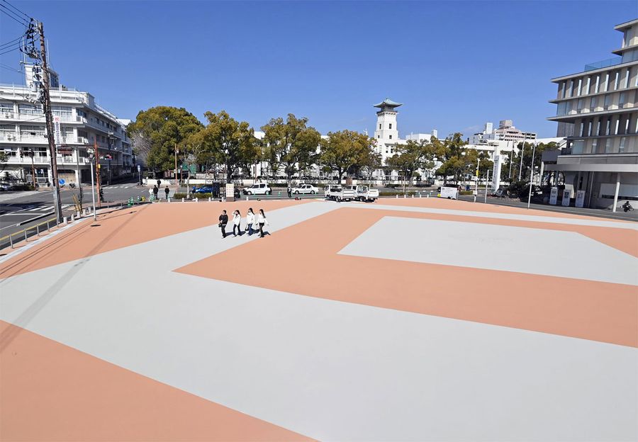 フェンスが撤去され、一般開放された「おまち多目的広場」(高知市追手筋2丁目、森本敦士撮影)