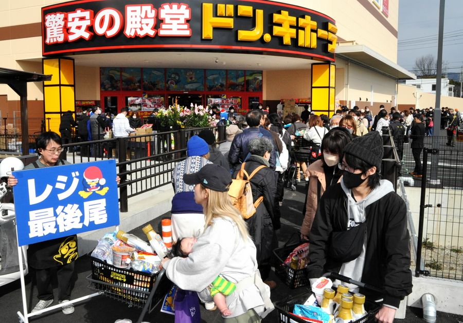 買い物客が詰めかけ、店外にあふれたレジ待ちの列（高知市東雲町）