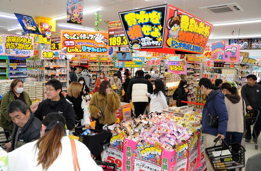 割安のお菓子などがずらりと並ぶ店内