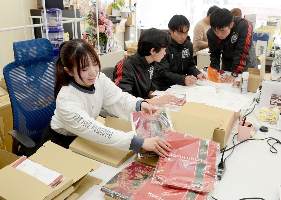 縁の下で高知Ｕを支える学生たち。ホーム開幕戦に向けた準備に追われている（高知市本町３丁目の高知Ｕ事務所）