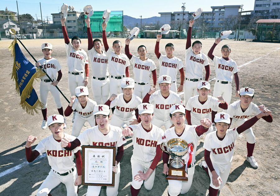 えんじのユニホームに袖を通すのは昨秋の引退試合以来。けんかは絶えなかったが、試合では連係し合う不思議なチームだった（高知中高＝森本敦士撮影）