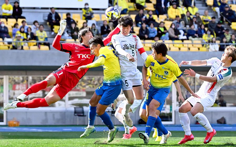 栃木ＳＣとの開幕戦を戦う高知Ｕイレブン（１６日、カンセキスタジアムとちぎ）