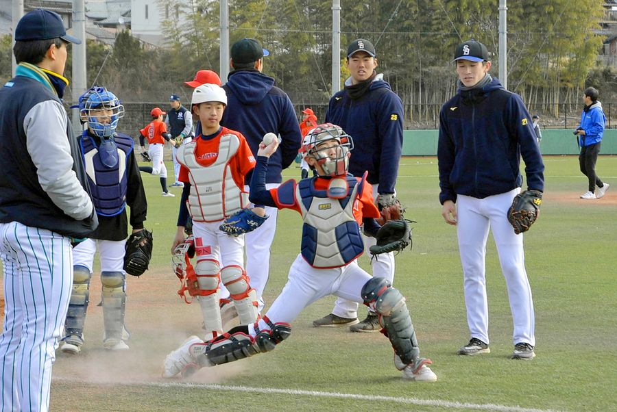 県内の小学生がポジションごとに分かれ、社会人選手の技術を学んだ野球教室（香美球場）