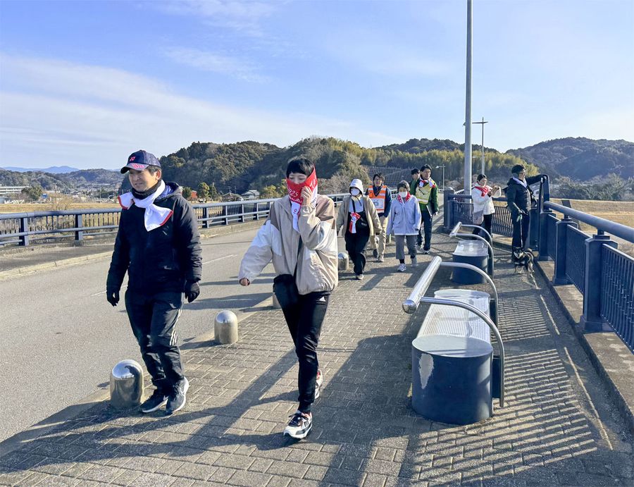 遍路道の休憩場所などを歩いて点検した参加者ら（四万十市の四万十大橋）