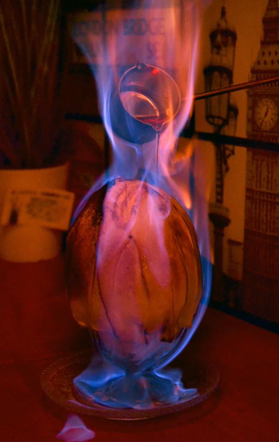 熱したブランデーをかけ炎に包まれる「焼き氷」