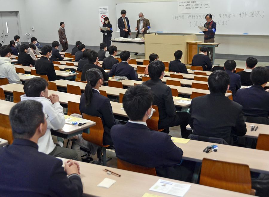 志望校合格に向け、２次試験に臨む受験生たち（香美市土佐山田町宮ノ口の高知工科大学香美キャンパス）