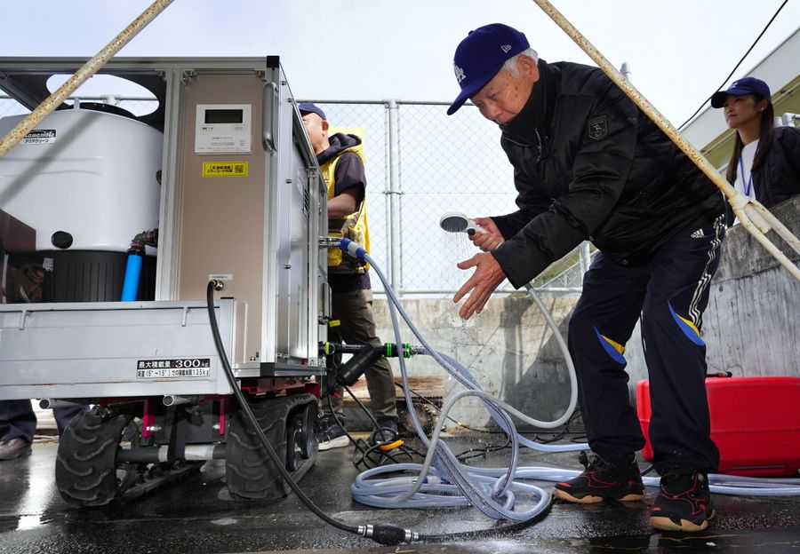 県内で初めて導入された災害用シャワー設備(南国市東崎の鳶ケ池中学校)