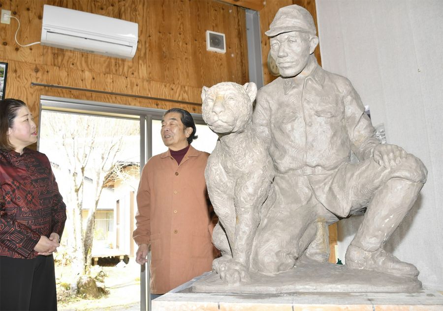 制作が進む成岡正久さんとハチの銅像（仁淀川町土居甲）