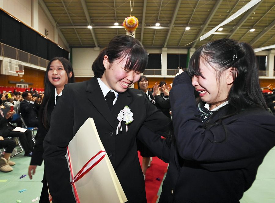 後輩との別れを惜しむ卒業生（南国市の高知農業高）