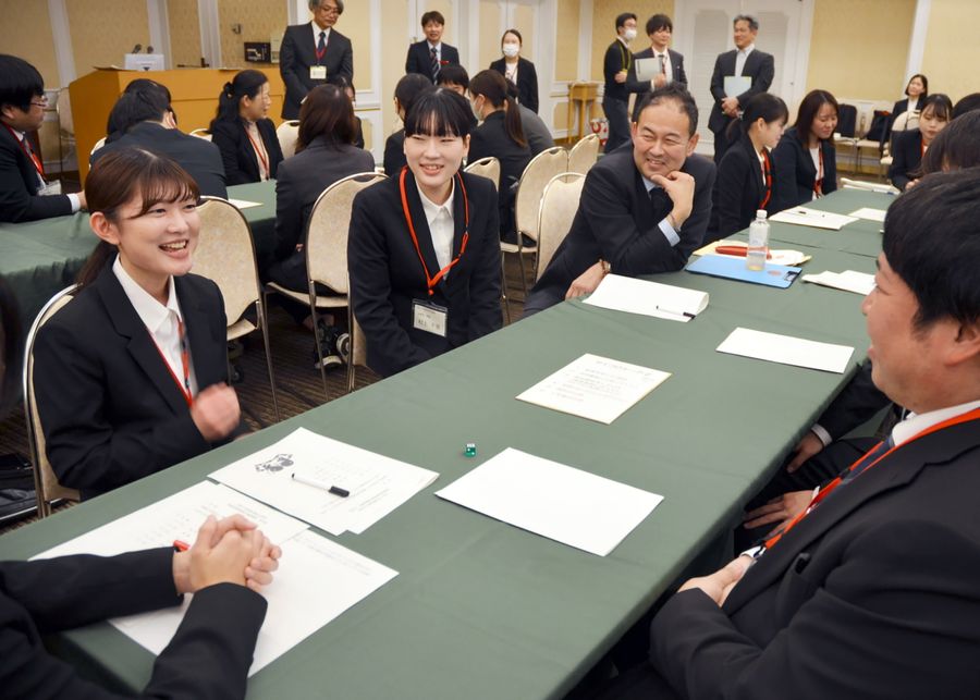 懇談し交流を深める教員採用予定者ら（高知市本町５丁目の高知会館）