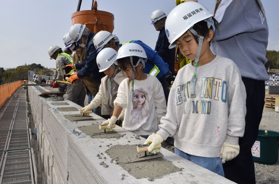 南国安芸道路の道路造りを手伝う子どもら（安芸市穴内甲）