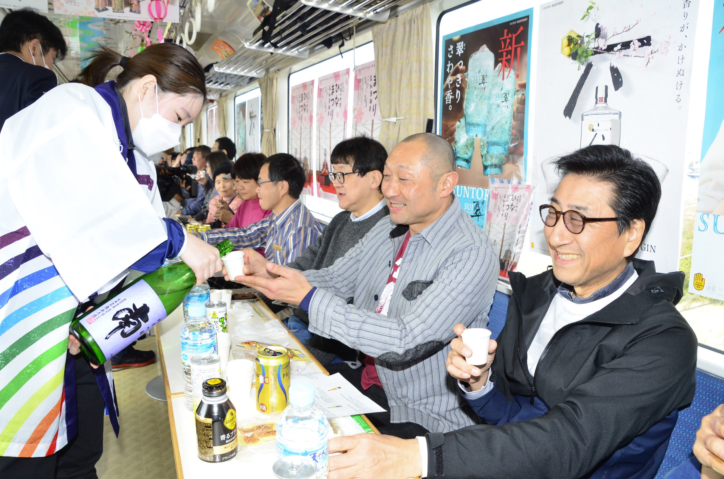 ごめん・なはり線 高知新聞切り抜き 鉄道新聞 その他あり なはり線でおきゃく列車 県東部の地酒、郷土料理楽しむ 古民家