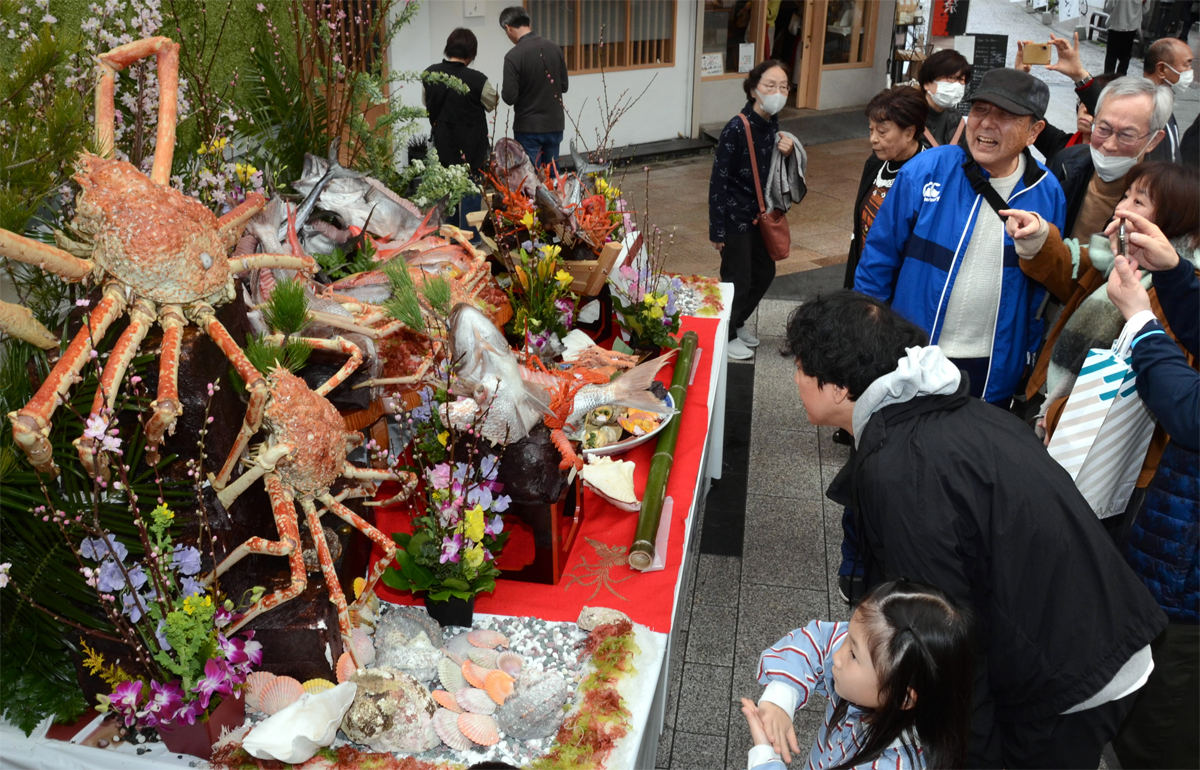大迫力の皿鉢！ 200点楽しむ 高知市で南国土佐皿鉢祭 | 高知新聞