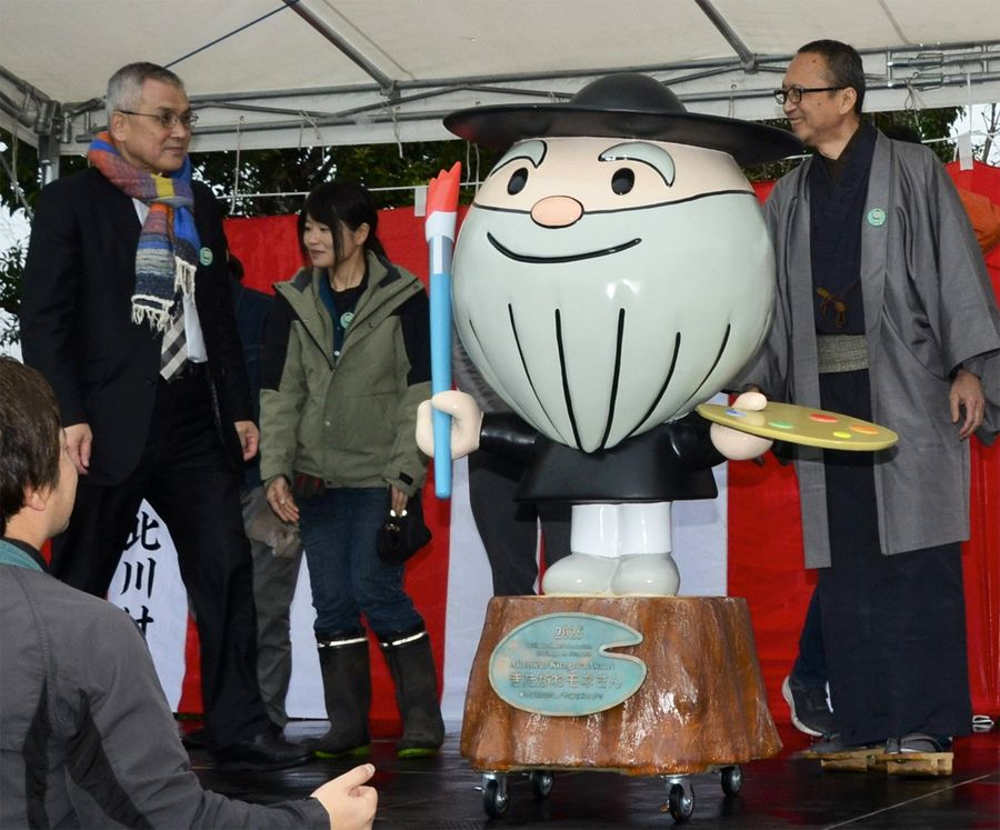 観光びらきでお披露目された「きたがわモネさん」のモニュメント（北川村のモネの庭マルモッタン）(C)やなせたかし／やなせスタジオ