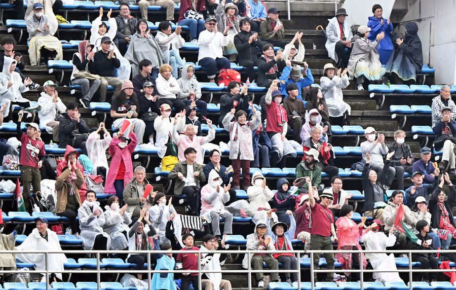 高知ＵのＪリーグ初得点に沸く観客（春野陸上競技場＝森本敦士撮影）
