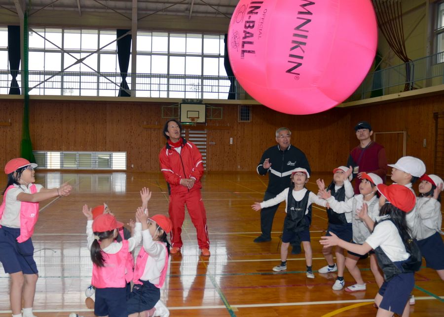キンボールを楽しむ本山小の２年生（本山町の本山小）