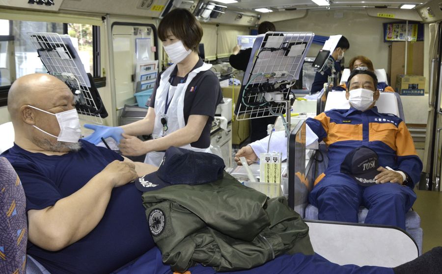 献血に協力する土佐市消防団の団員（同市の市消防本部訓練場）