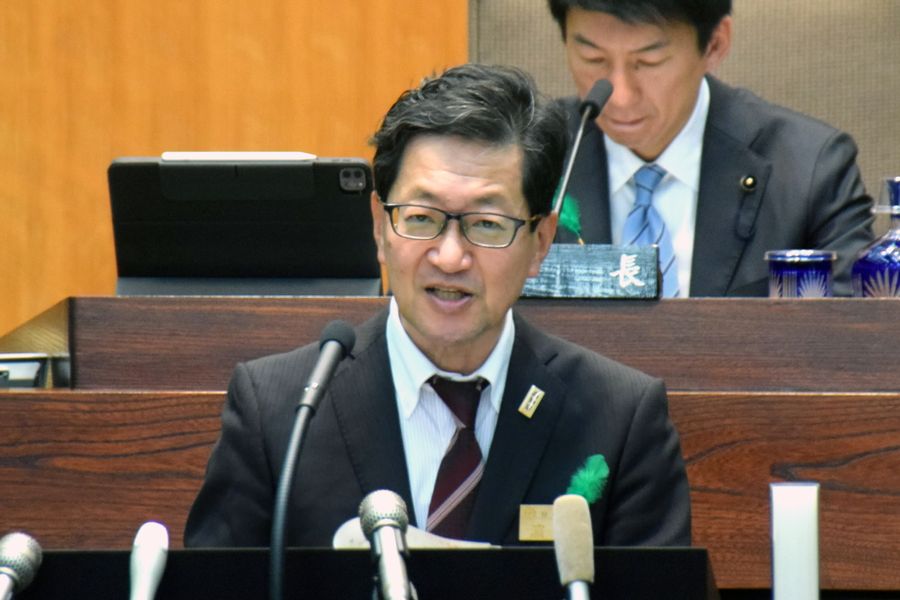 県議会で質問に答える浜田省司知事