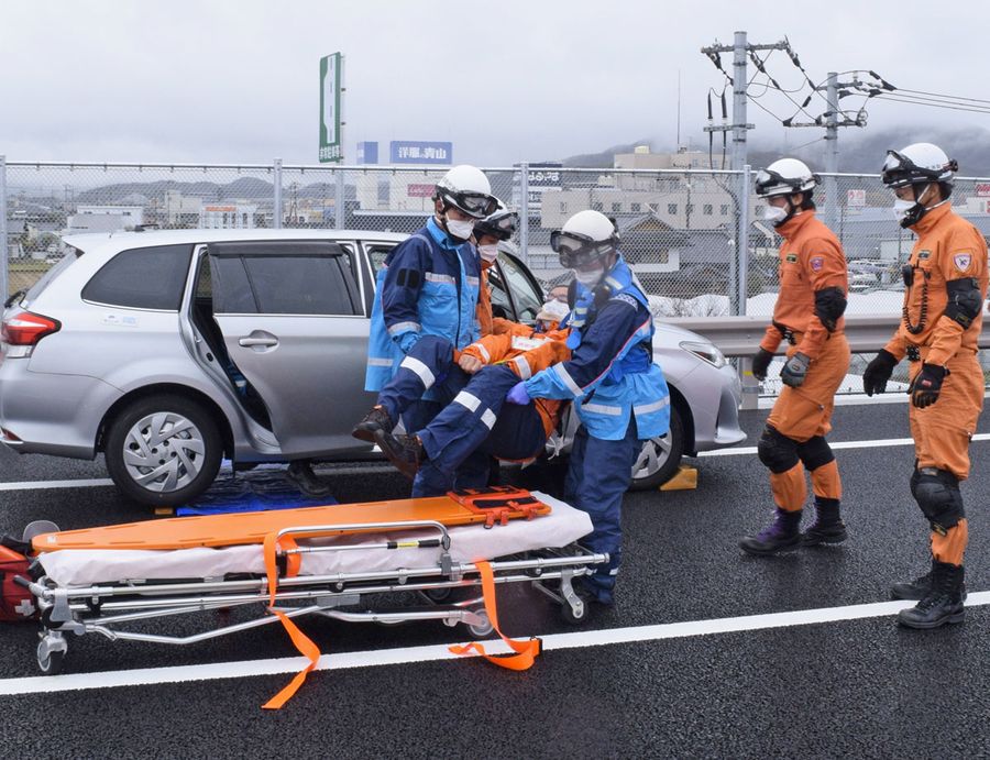 車両に取り残された人の救出訓練を行う消防隊員ら(香南市野市町西野)