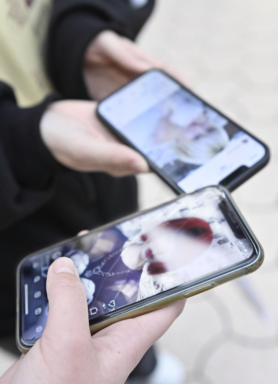 人気のインフルエンサーのＳＮＳ投稿が表示される高校生のスマホ（高知市帯屋町２丁目＝河本真澄撮影）