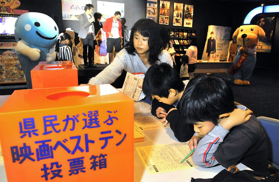 第６２回の投票を呼びかけるイベント。高知市のＴＯＨＯシネマズ高知に投票箱が設置され、お笑いコンビのツーライスが会場を盛り上げた（２０１６年１２月）