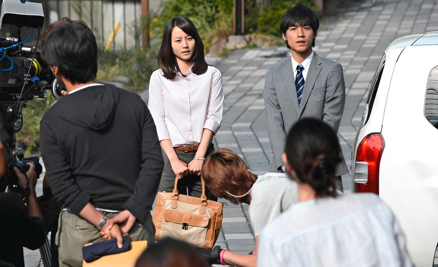 第５９回の日本映画１位となった「県庁おもてなし課」は、ほぼ全編高知ロケ。香南市夜須町でリハーサルする主演の錦戸亮さんと堀北真希さん（２０１２年）